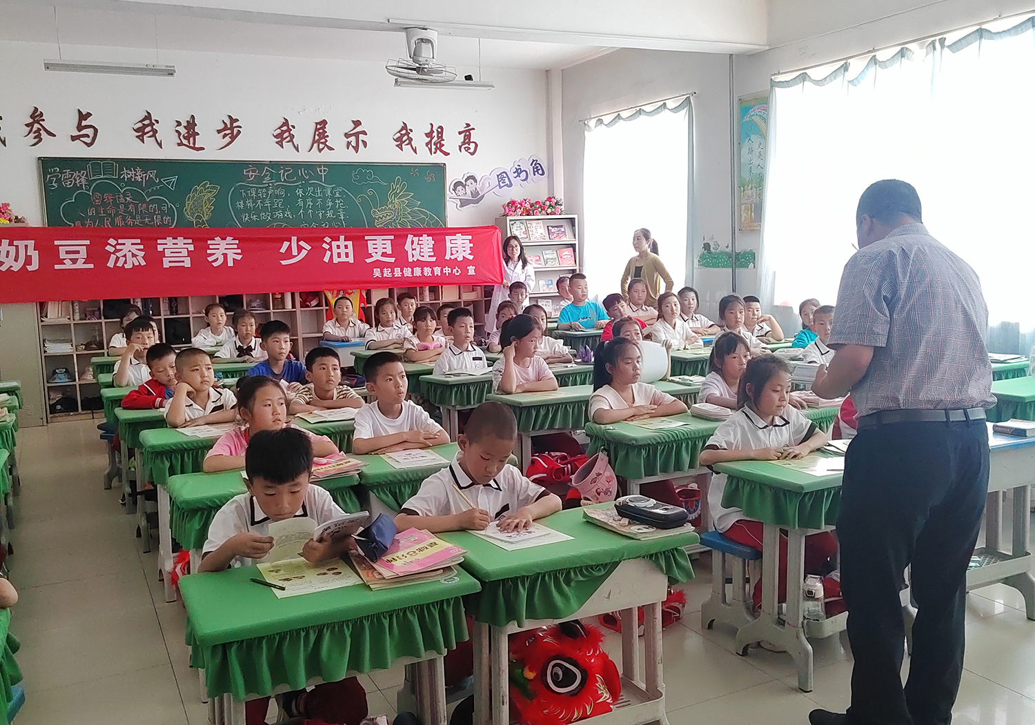 吴起县疾病预防控制中心+ 中心主任给学生们讲解奶豆添营养 少油更健康.jpg