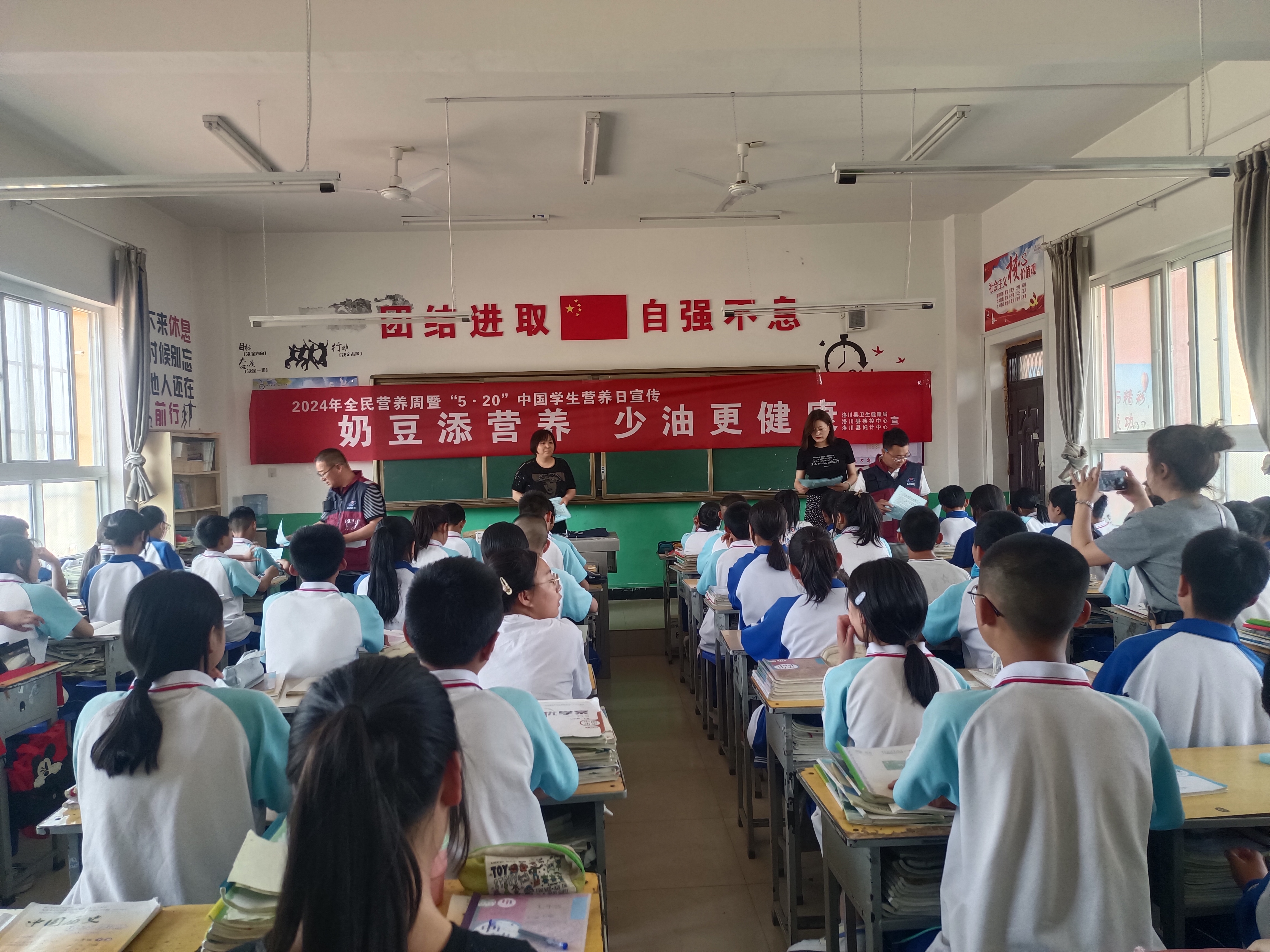 洛川县疾病预防控制中心+进校园开展营养宣传.jpg