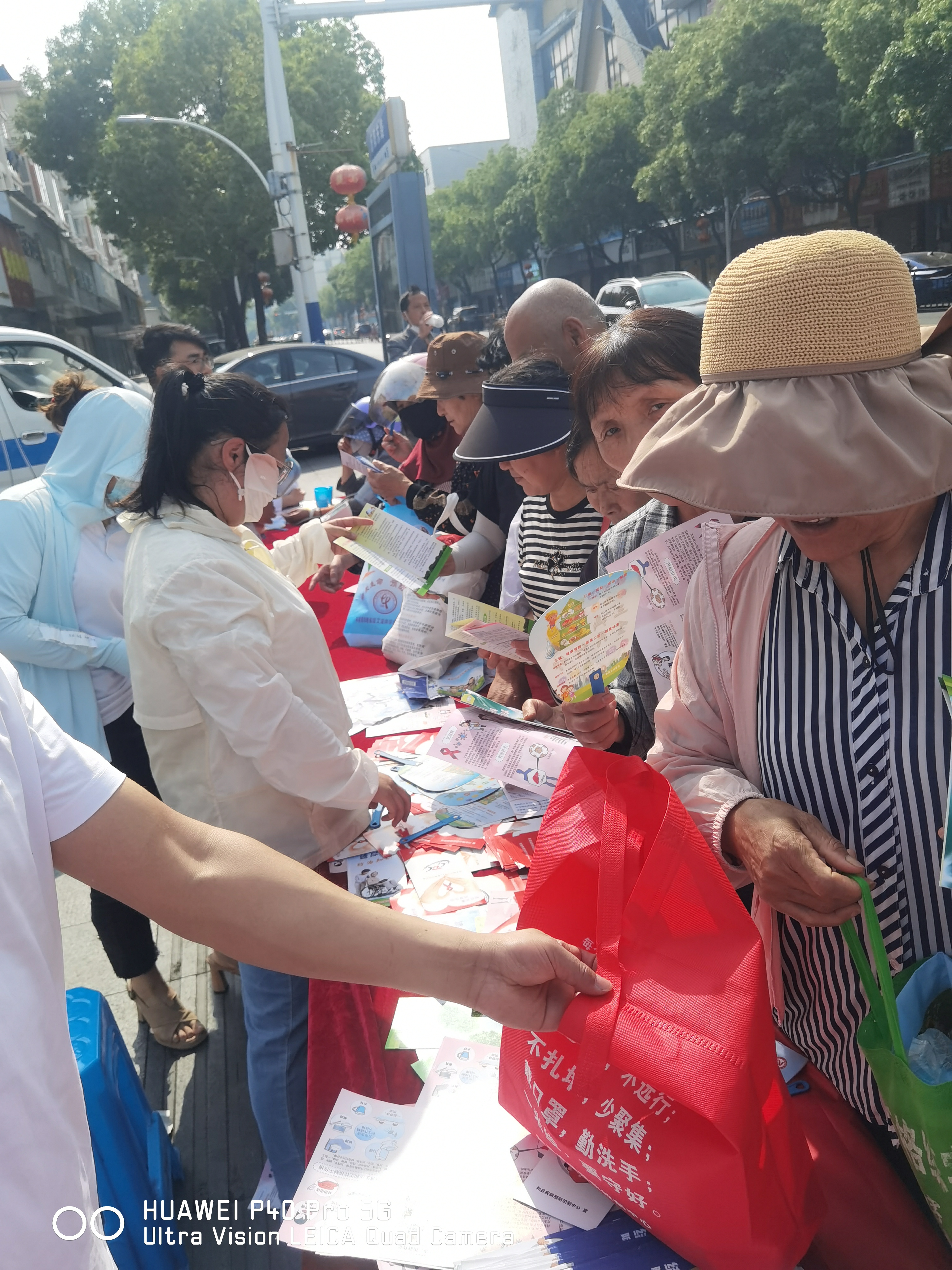 20240520小市口营养宣传品发放.jpg