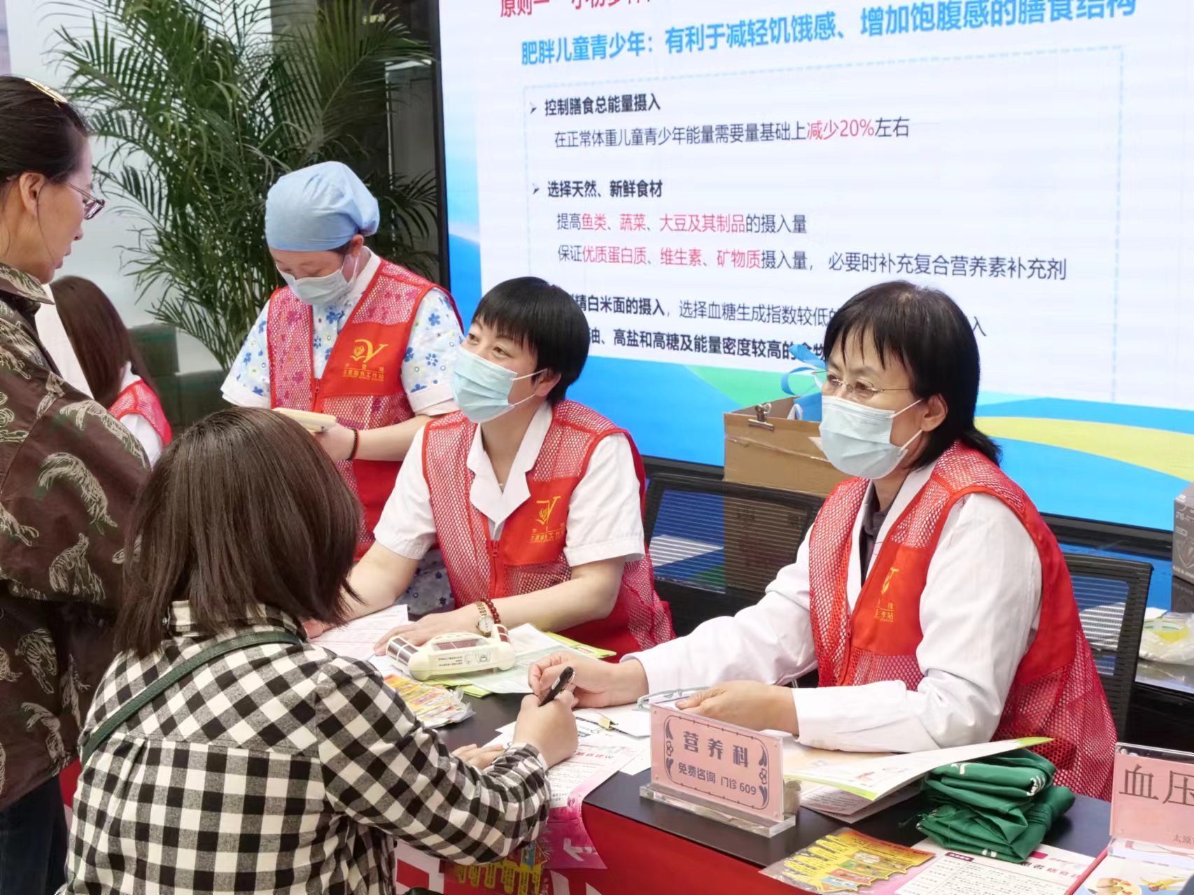 市二院门诊大厅岳瑞芝主任医师义诊24.5.13.jpg