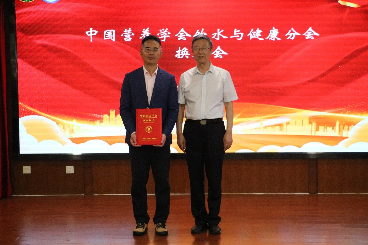 马爱国副理事长为饮水与健康分会第二届主任委员马冠生颁发主任委员证书.jpg
