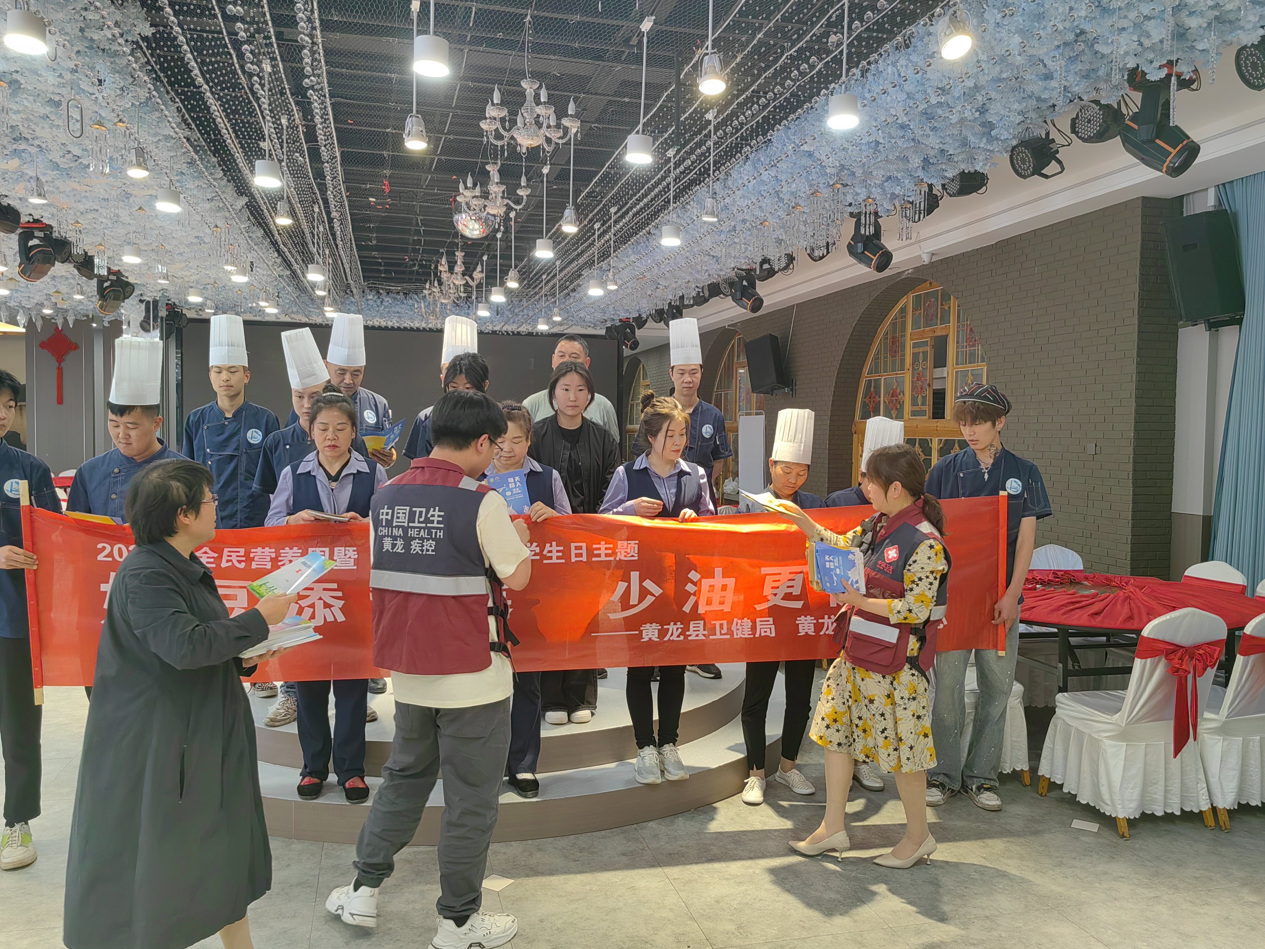 延安市黄龙县疾控中心+对酒店厨师开展营养宣传.jpg