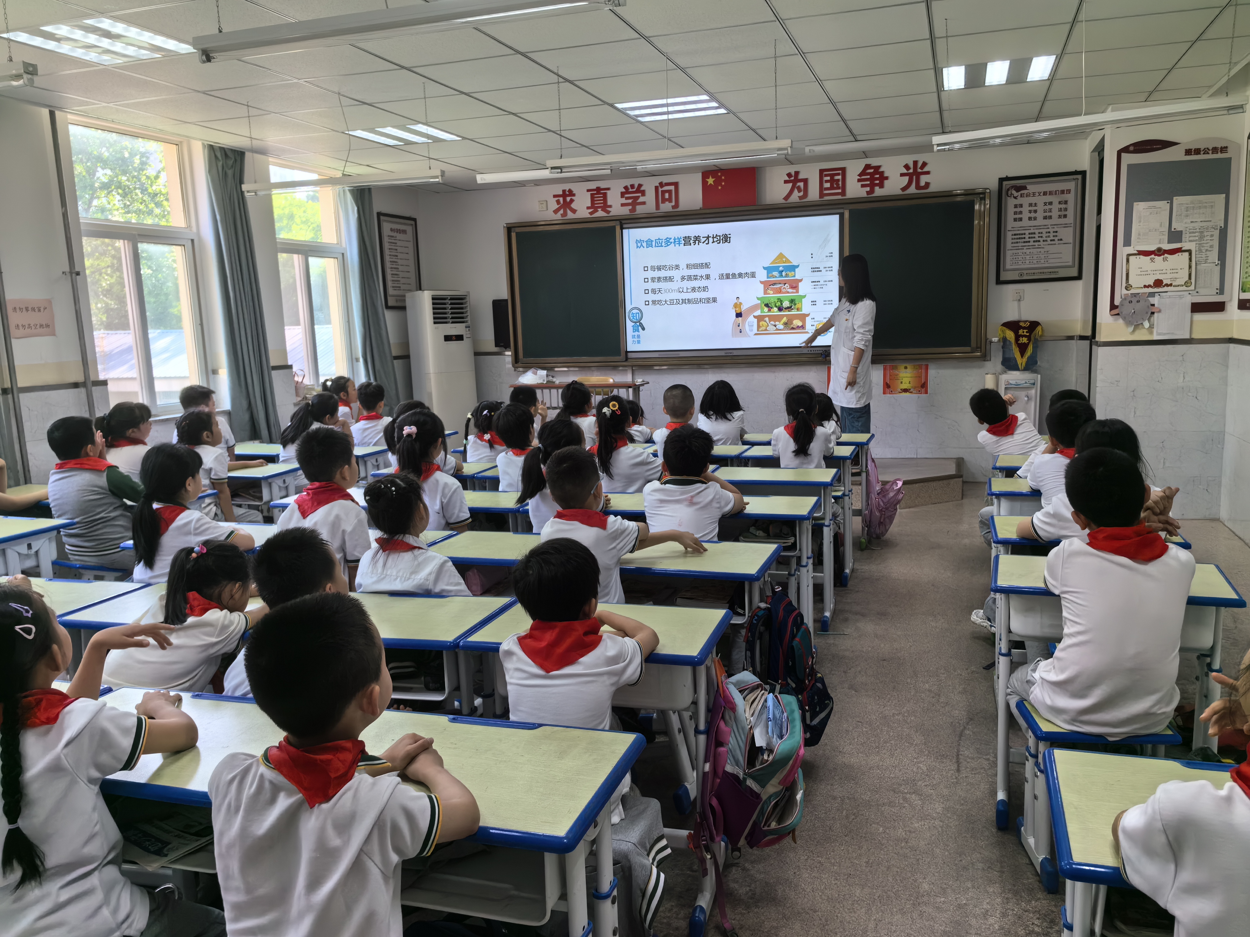 5.13 西安交通大学附属小学雁塔校区宋戈营养师给小学生进行“知食”就是力量讲座1.jpg
