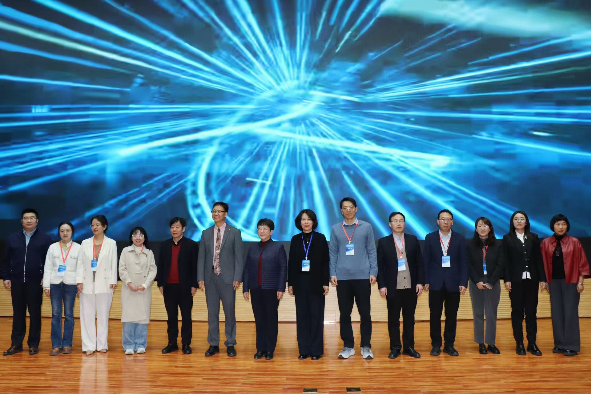 图4-会议专家合影.jpg