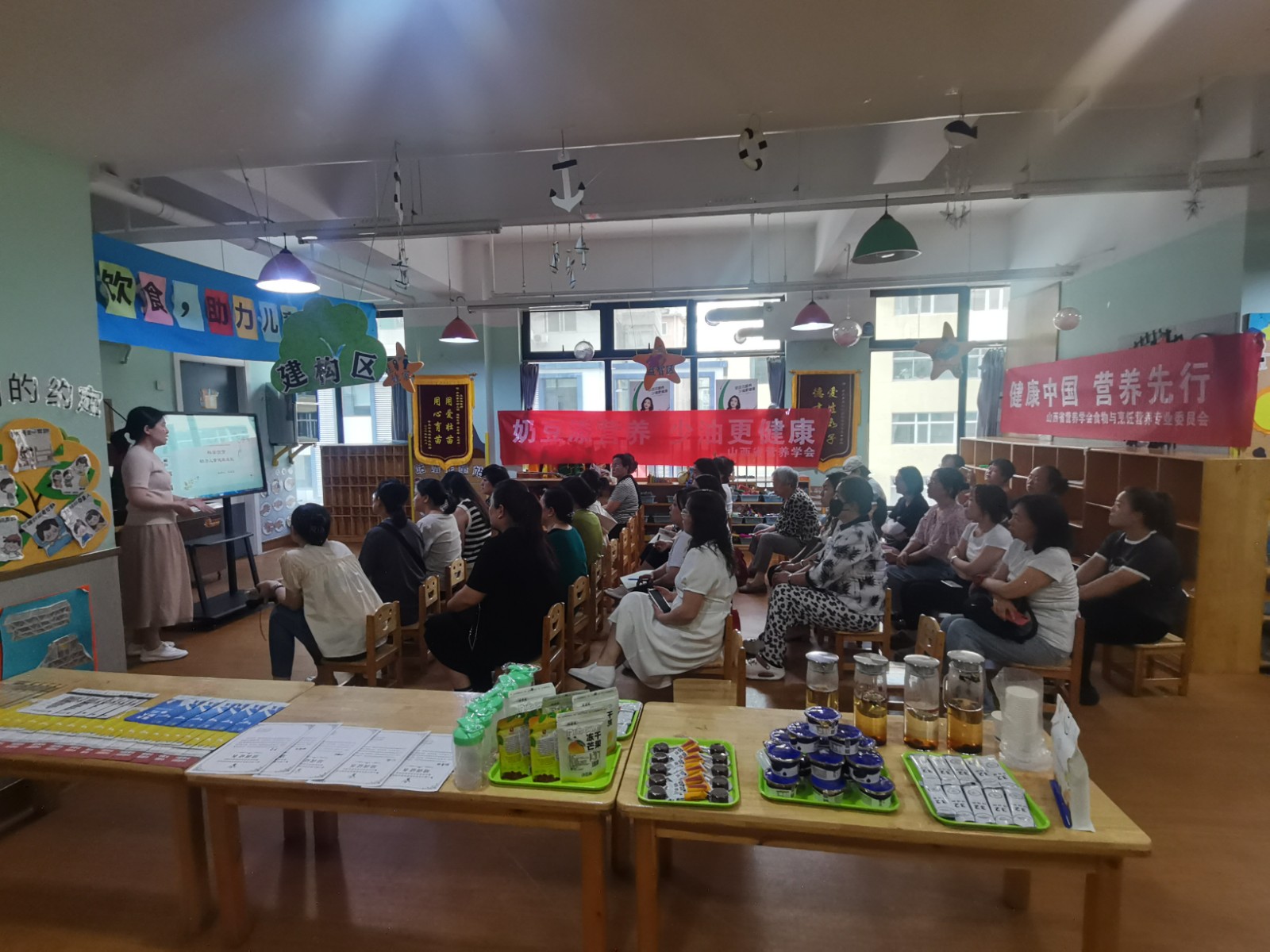 6.15食物营养与烹饪专委会马华荣在幼儿园讲座.jpg