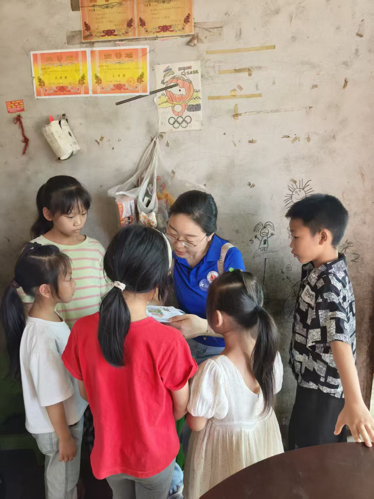 图六 罗小琴教授与儿童交流.jpg