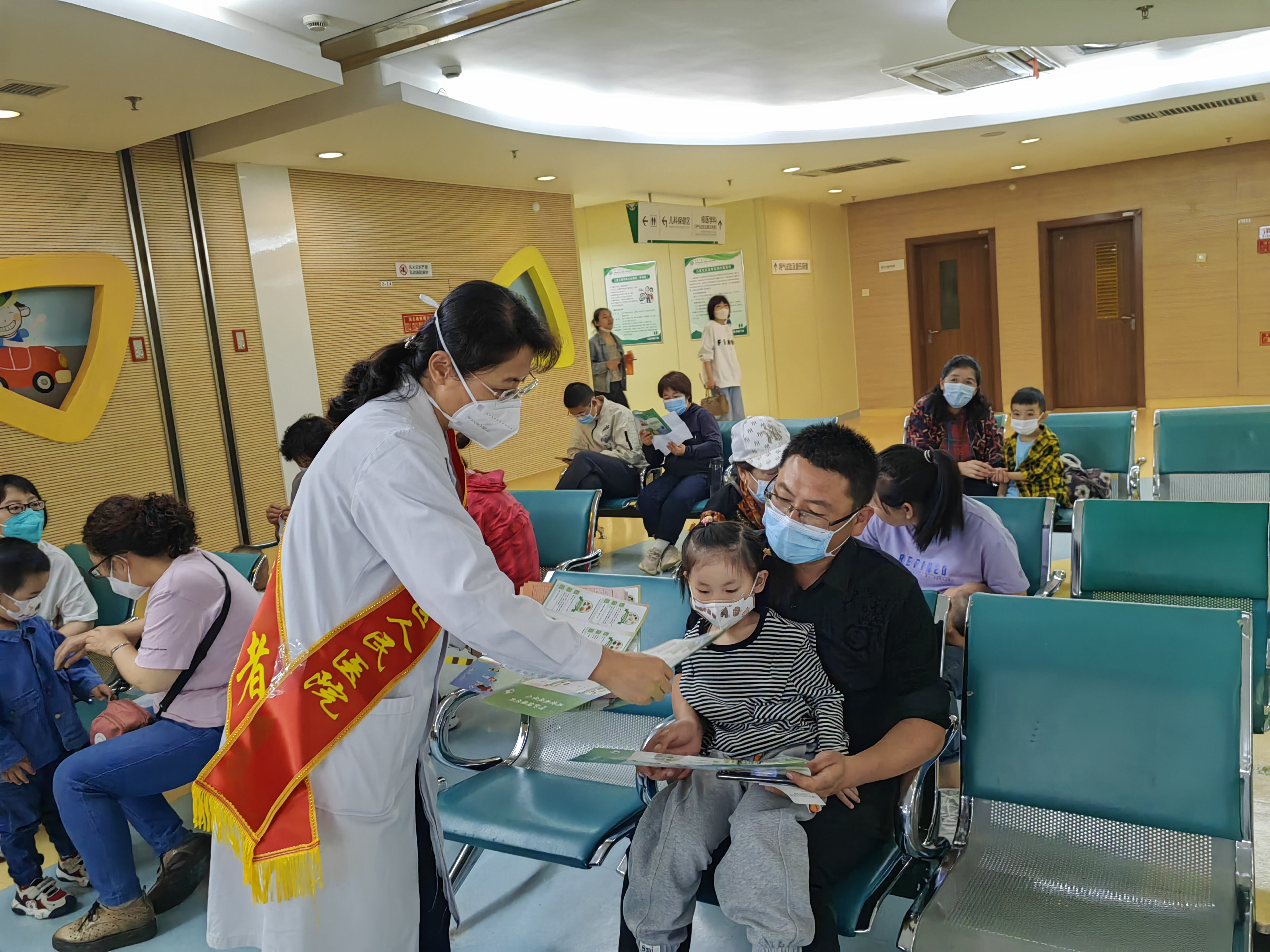 内蒙古营养学会全民营养周与中华护理学会肠外肠内护理专业委员会在儿科门诊共同举办义诊活动.jpg