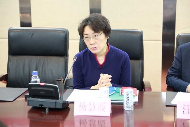 北京大学第一医院妇产科主任杨慧霞教授作报告