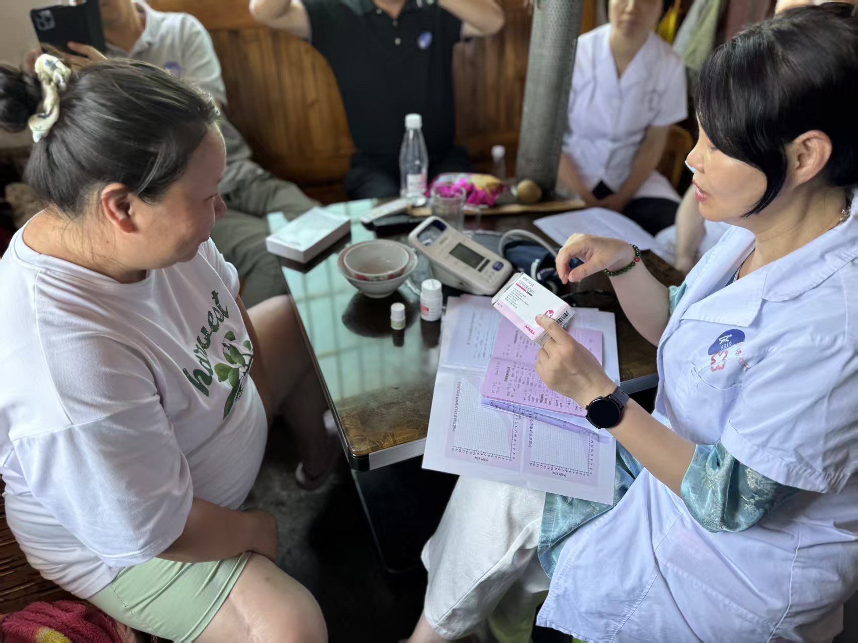 图四 分会常委、南京市妇幼保健院营养科戴永梅主任医师指导孕妇膳食.jpg