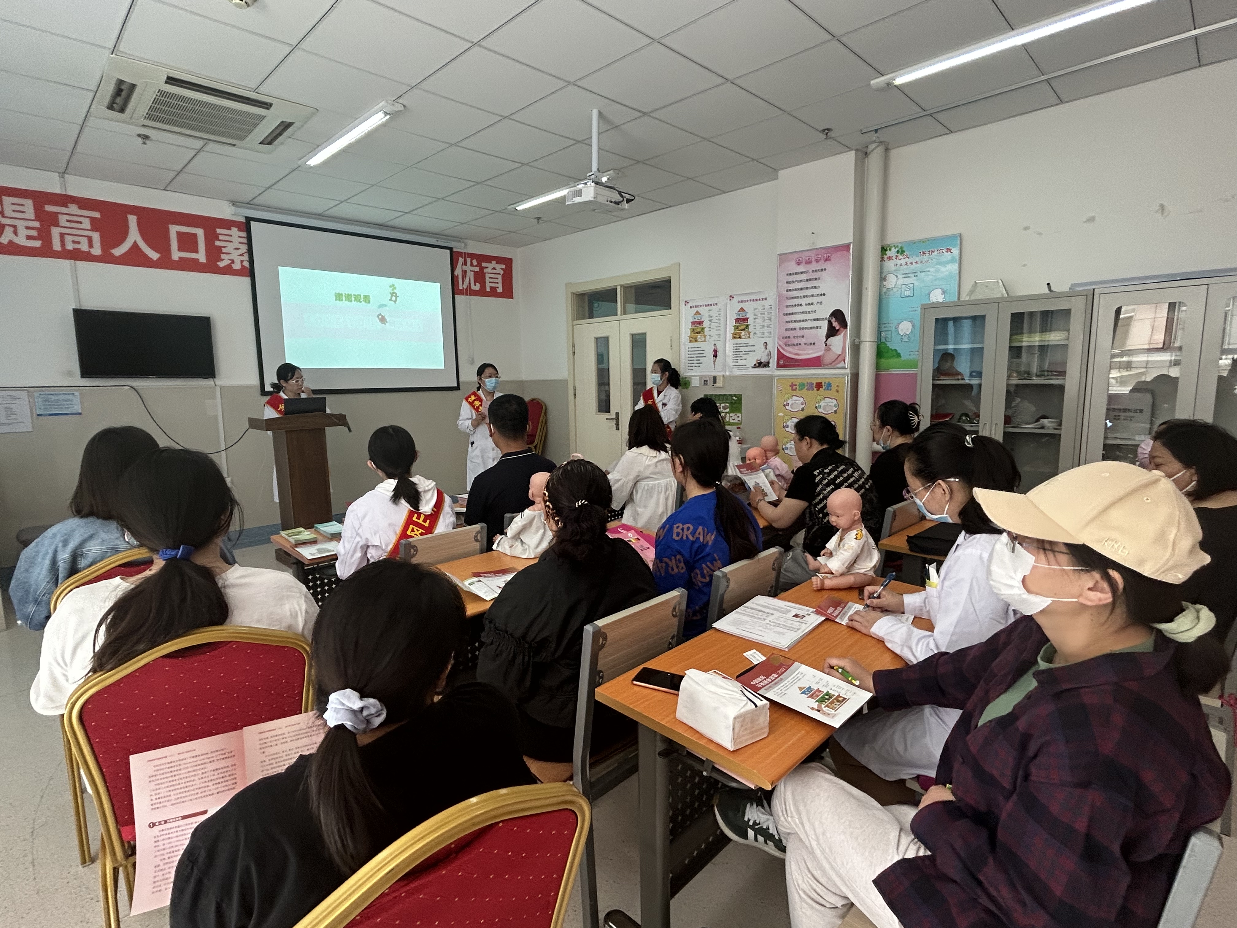 5.19上午赤峰学院附属医院营养科在我院产科孕妇学校进行专题讲座.jpg