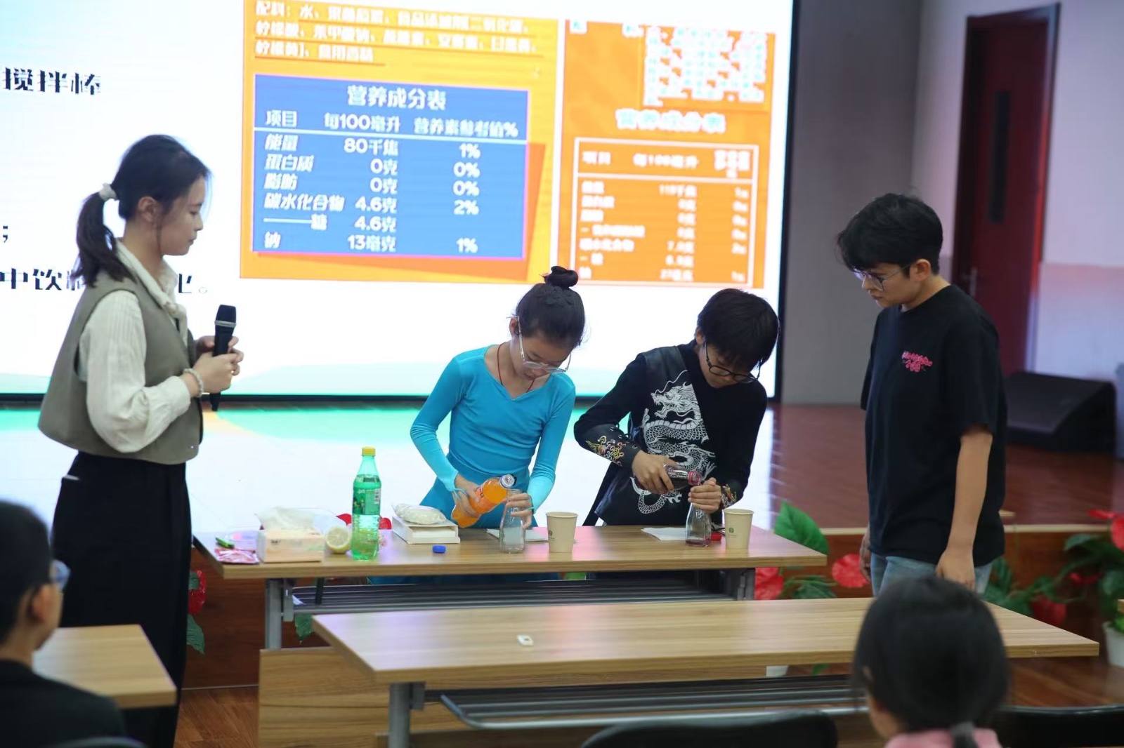 图片2.学生参与趣味小实验.jpg 图片2.学生参与趣味小实验.jpg