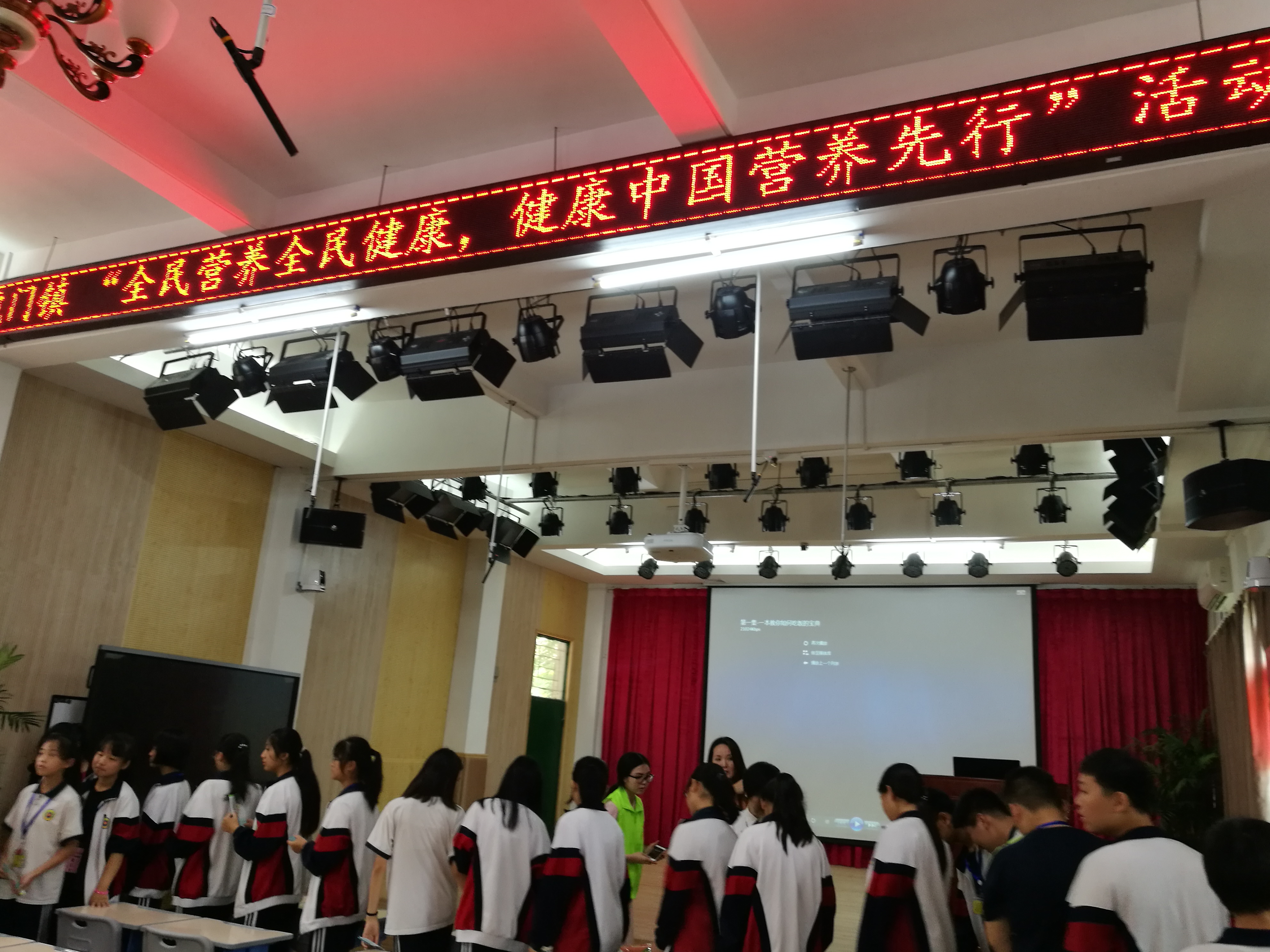 现场指导同学们认识日常需要蔬果，认识蔬果对健康的重要性