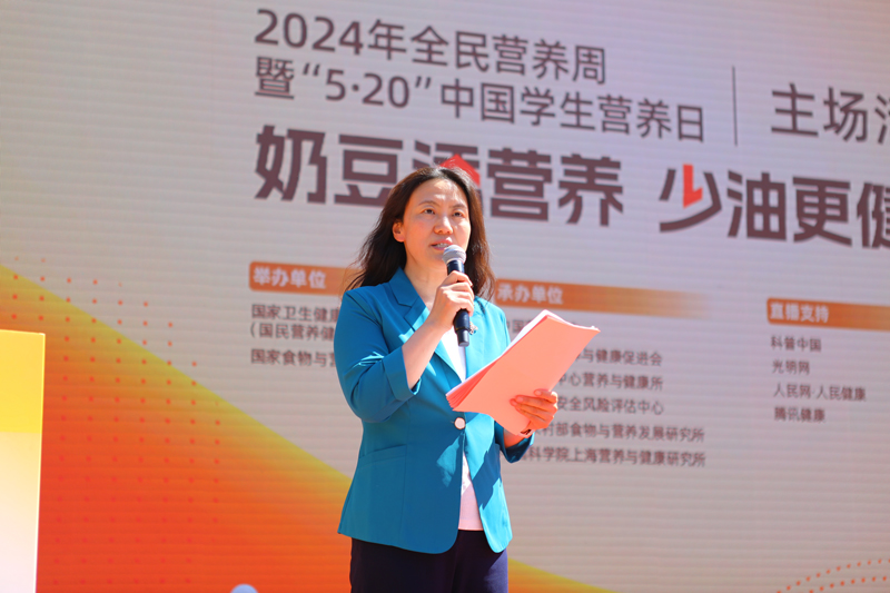 7.中国营养学会秘书长韩军花主持会议.jpg
