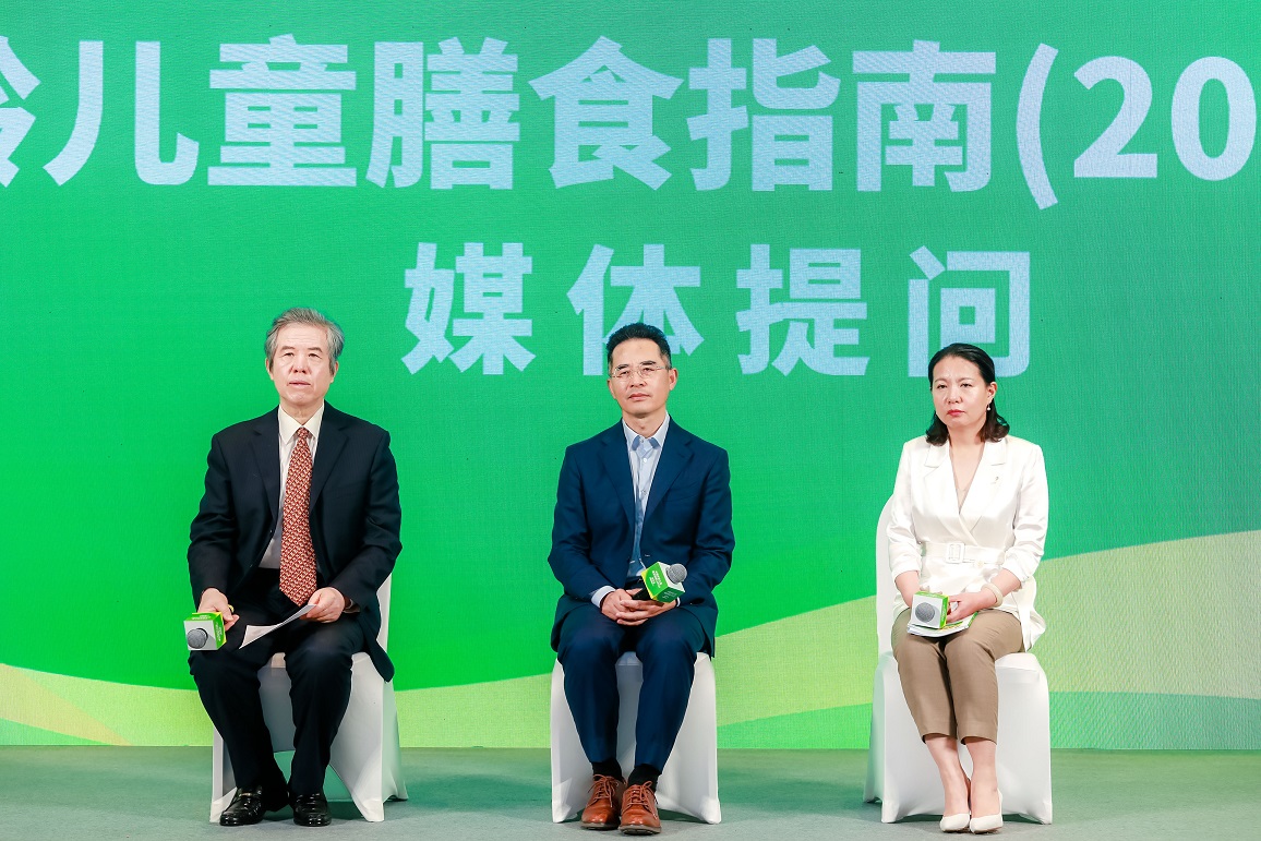 《中国学龄儿童膳食指南(2022)》发布会上中国营养学会副理事长、膳食指南修订专家委员会副主任马冠生,中国营养学会副理事长、膳食指南修订专家委员会副主任杨晓光,学龄儿童膳食指南编写组专家、中国疾病预防控制中心营养与健康所研究员张倩答记者问