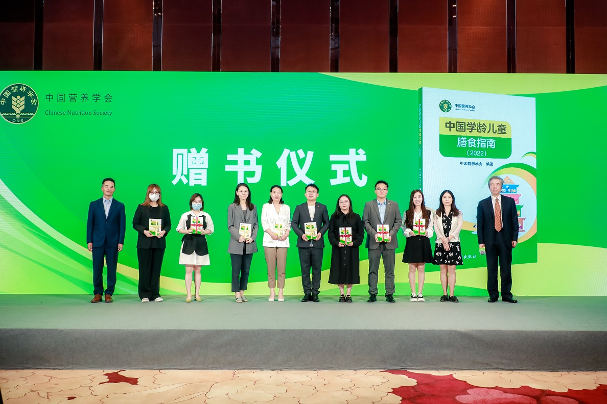 《中国学龄儿童膳食指南(2022)》发布会上国家卫生健康委食品司营养处徐娇处长,中国营养学会杨晓光副理事长、马冠生副理事长,为营养健康传播和教育的专家、媒体代表赠书